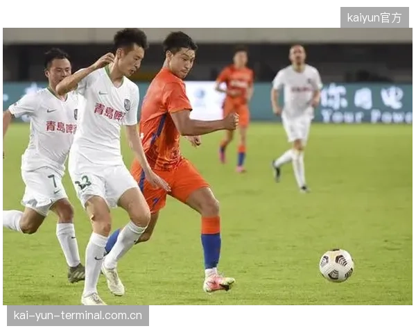 为应对中场短传渗透,4-4-2的平行中场防守站位在比赛中越来越常见。 为应对中场短传渗透,4-4-2的平行中场防守站位在比赛中越来越常见。